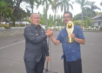Bupati Kuningan, Serahkan Piala KPID Award Kepada Kuningan Fm