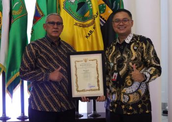 Kadis Kominfo Dampingi Bupati Saat Penerimaan Penghargaan Tokoh Literasi Digital Daerah Tahun 2022