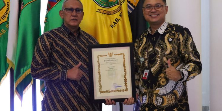Kadis Kominfo Dampingi Bupati Saat Penerimaan Penghargaan Tokoh Literasi Digital Daerah Tahun 2022