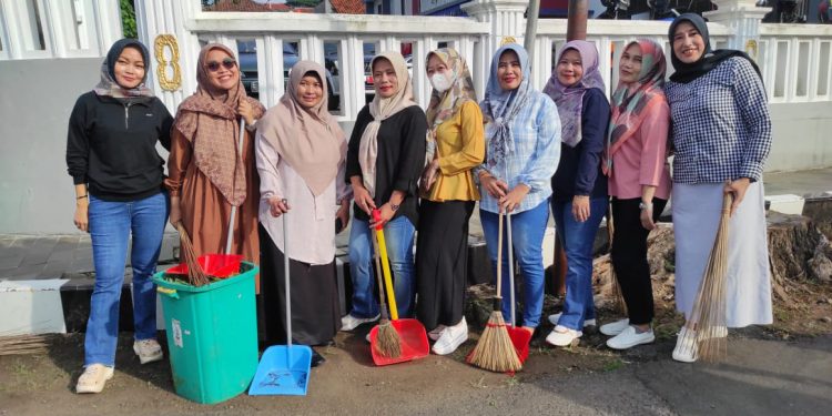 Gotong Royong Jum’at Bersih: Dukungan Dinas Komunikasi dan Informatika Kabupaten Kuningan untuk Lingkungan Bersih