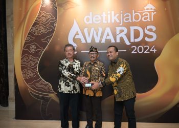 Pj Bupati Kuningan Terima Penghargaan detikJabar Award Anugerah Inovasi Pembangunan Terpuji