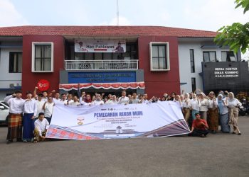 Diskominfo Kuningan Berpartisipasi Dalam Pemecahan Rekor Dunia Pemakaian Sarung Tenun Terbanyak oleh ASN Jawa Barat