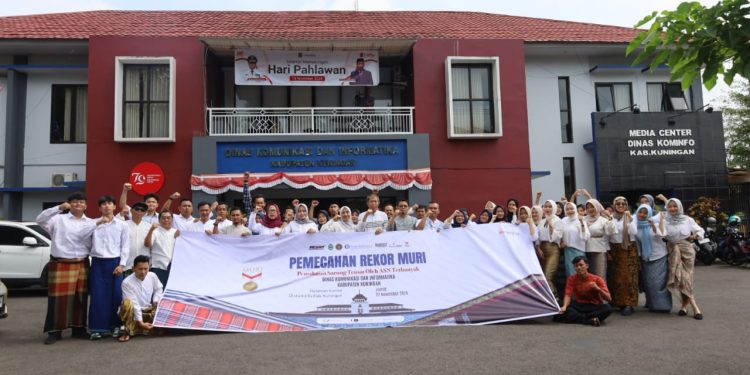 Diskominfo Kuningan Berpartisipasi Dalam Pemecahan Rekor Dunia Pemakaian Sarung Tenun Terbanyak oleh ASN Jawa Barat