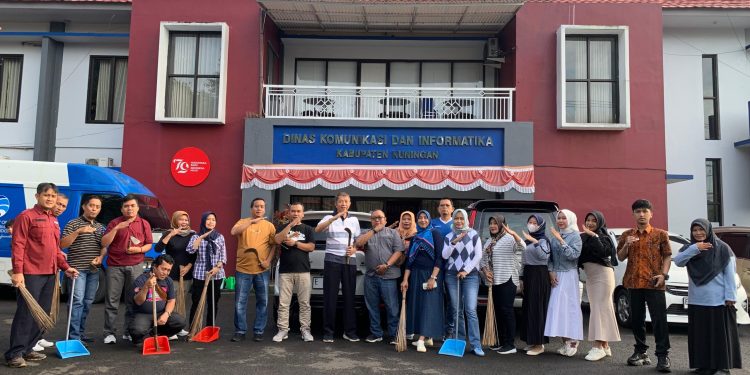 Diskominfo Kuningan Rutin Gelar Kegiatan Jumat Bersih, Kadiskominfo Apresiasi Kekompakan Staf