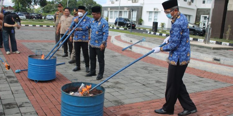 Pemkab Kuningan bersama Bea Cukai Musnahkan 7 Juta Batang Rokok Ilegal